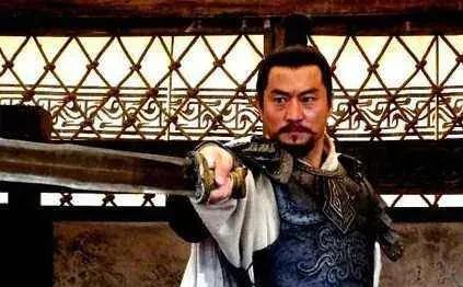 温酒斩华雄的主人公是谁