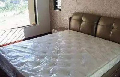 床垫的塑料膜要撕掉吗 床垫上的包装膜不撕掉睡觉的危害