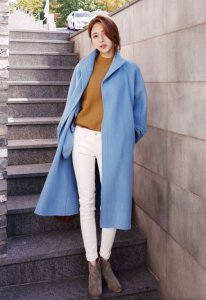 蓝色外套配什么颜色裤子好看图片 蓝色上衣穿搭技巧