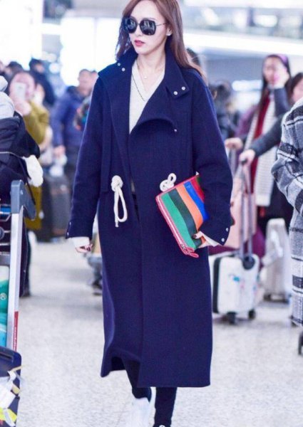 蓝色外套配什么颜色裤子好看图片