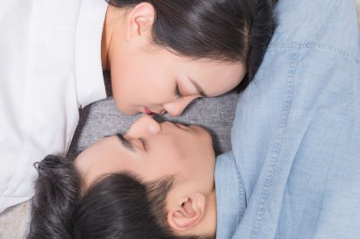接吻睁眼睛的男人心理 男人接吻喜欢睁眼睛说明什么