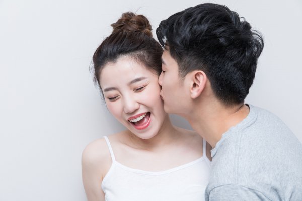 接吻睁眼睛的男人心理