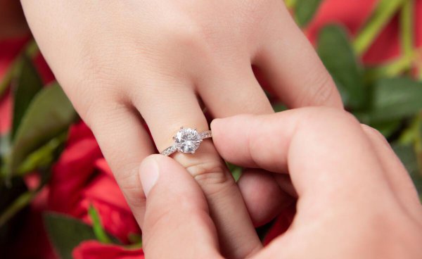 戒指戴在食指什么意思