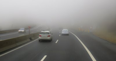 下雾天行驶开什么灯图解 驾驶机动车雾天要开雾灯和双闪灯