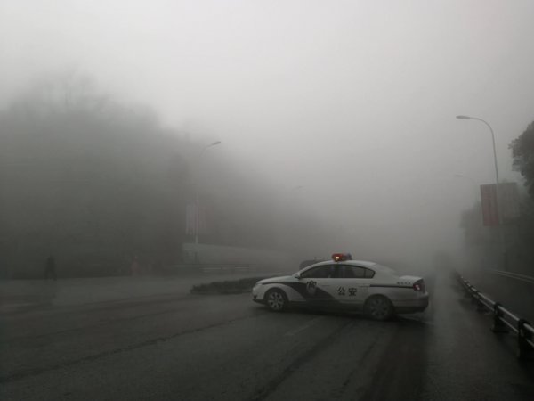 下雾天行驶开什么灯图解