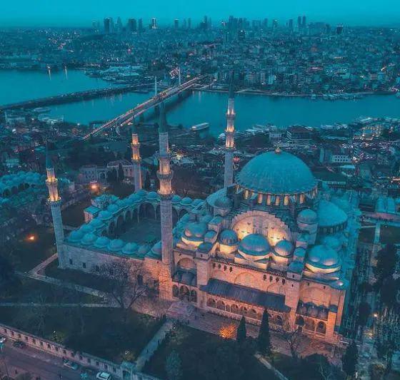 拜占庭艺术是以什么为中心的