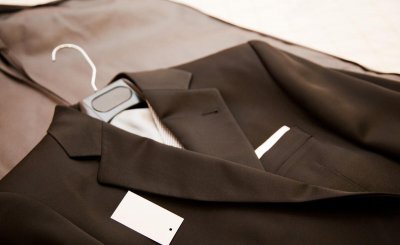 黑衣服领子变红怎么复原 黑色衣服穿久了发红怎么办