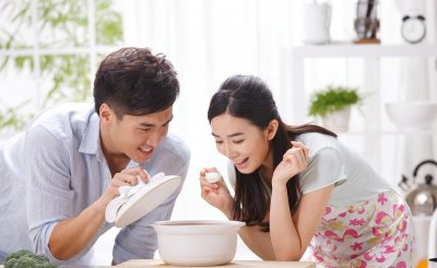 女生来大姨妈男生咋关心 女友来大姨妈该怎么安慰她