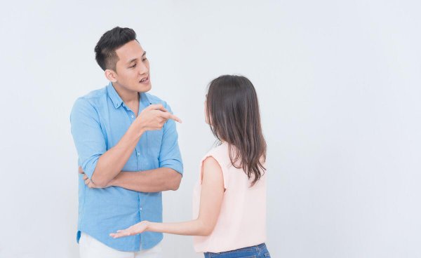 男人动手打女人该不该原谅