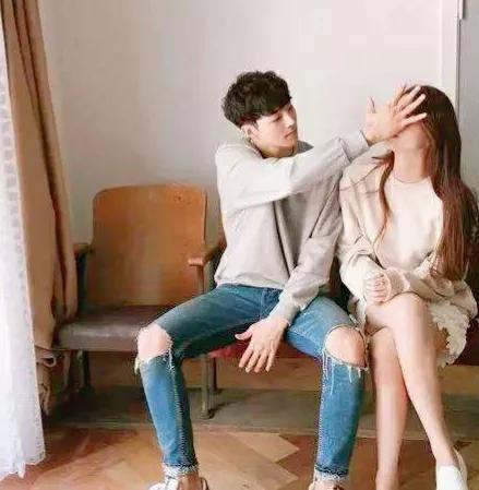 一个男生总是喜欢跟我有身体接触什么意思