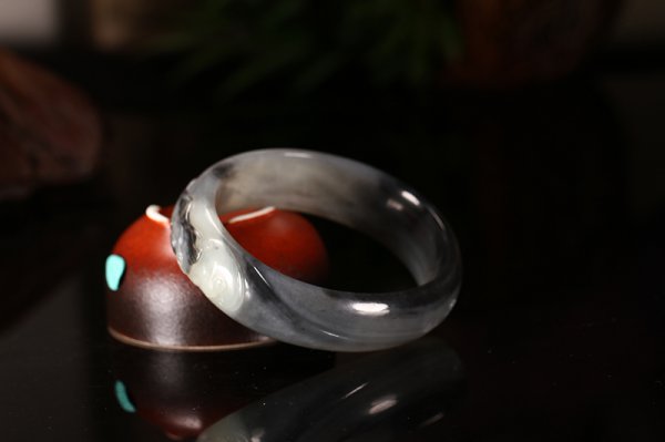 和田玉青花籽料镯子值钱吗