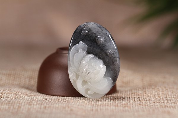 和田玉青花籽料镯子值钱吗