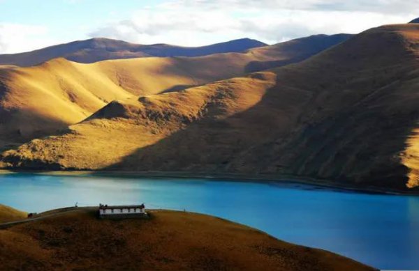 柴达木盆地位于我国的哪个高原