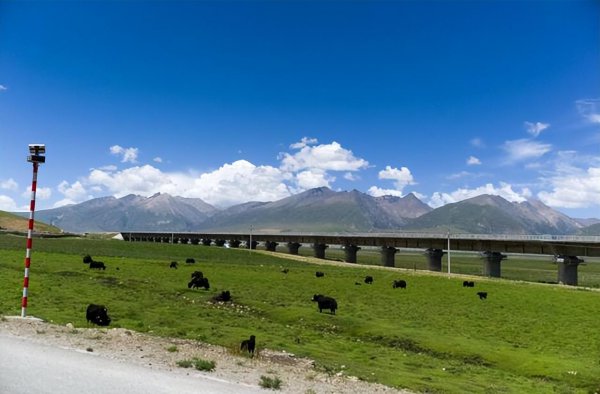 我国昆仑山脉在中国哪里