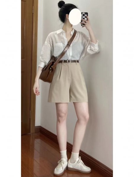 卡其色短裤配什么颜色的上衣比较好看