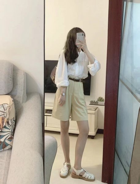 卡其色短裤配什么颜色的上衣比较好看