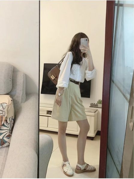 卡其色短裤配什么颜色的上衣比较好看