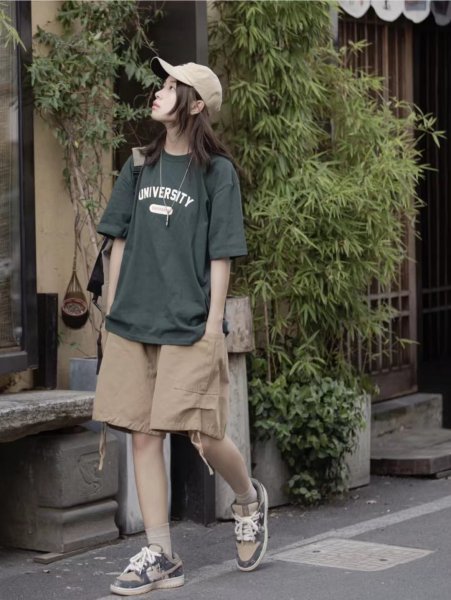 卡其色短裤配什么颜色的上衣比较好看