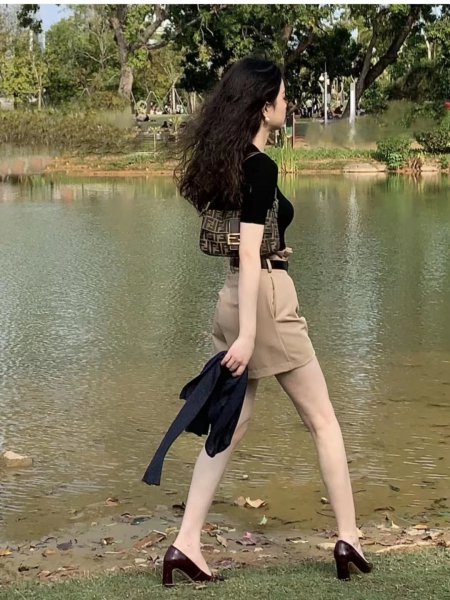 卡其色短裤配什么颜色的上衣比较好看