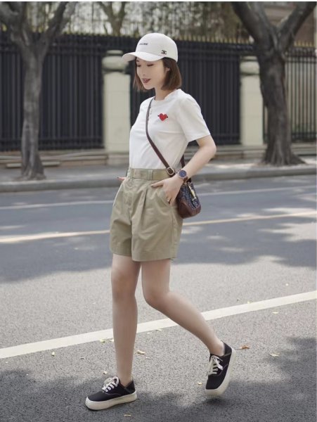卡其色短裤配什么颜色的上衣比较好看