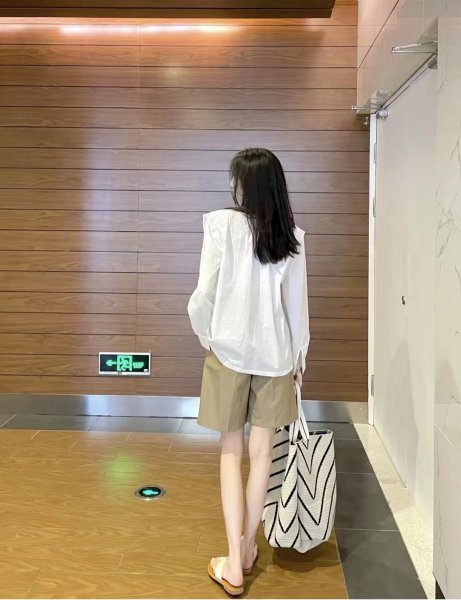 卡其色短裤配什么颜色的上衣比较好看