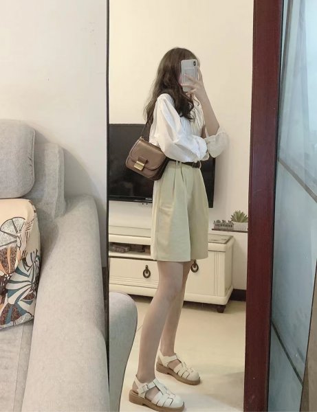 卡其色短裤配什么颜色的上衣比较好看