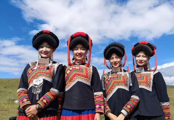 彝族服饰特点是什么