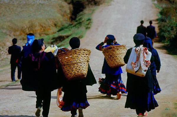 彝族服饰特点是什么