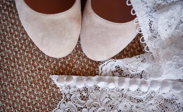 鞋子晒黄了怎么办