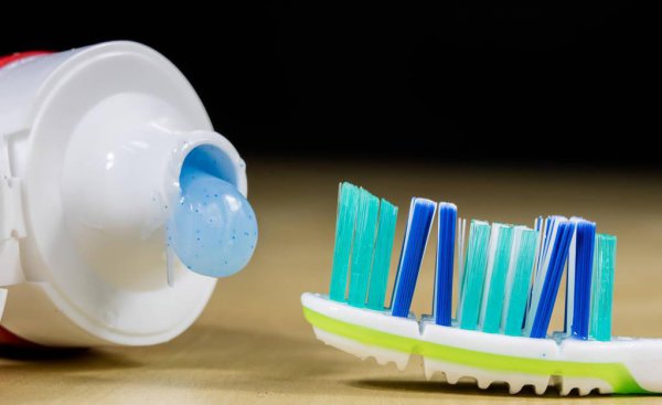 鞋子晒黄了怎么办