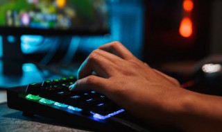 台式电脑怎样挑选键盘颜色 四种颜色机械键盘区别在哪里