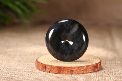 和田玉青花籽料镯子值钱吗 和田青玉籽料的价格