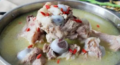 骨头汤里放什么食材好喝 大骨头汤怎么炖好喝又营养滋补