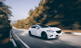 白色车子清洗方法 如何清洗白色车子