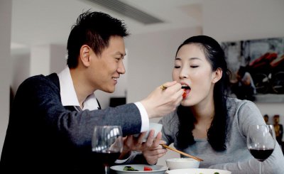 女朋友受伤了最佳回复 女朋友说她受伤了怎么安慰回答她