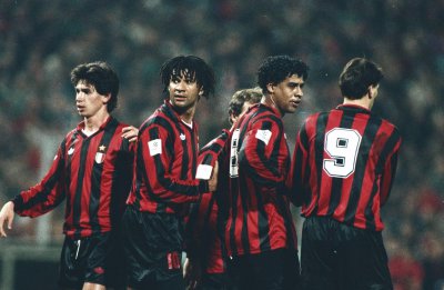 荷兰三剑客是哪三个人 荷兰足球三剑客都铸就的传奇地位