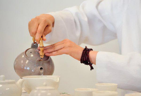 倒茶礼仪从左手还是右手