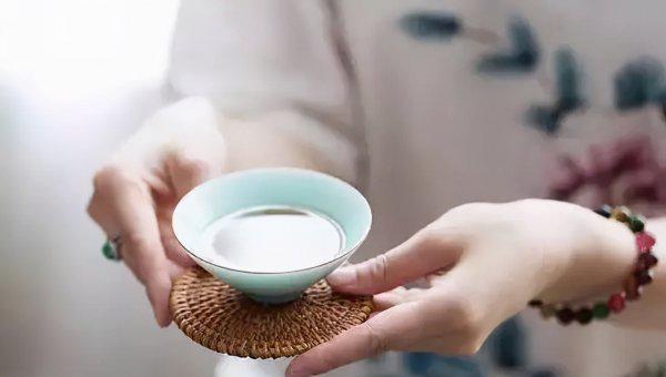 倒茶礼仪从左手还是右手