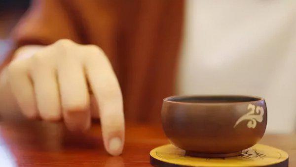 倒茶礼仪从左手还是右手