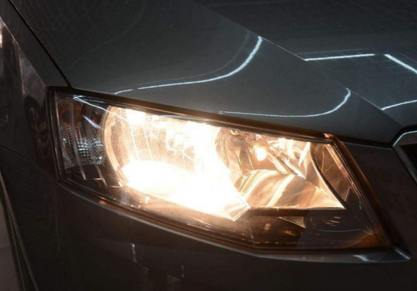 汽车开夜路卤素灯和led灯哪个好