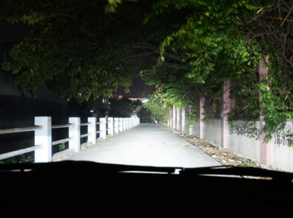 汽车开夜路卤素灯和led灯哪个好