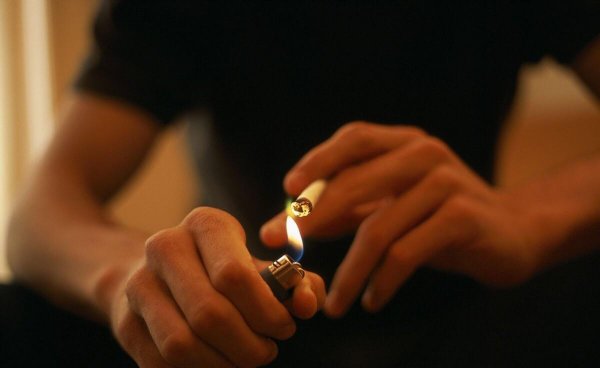 打火机怎么充气充油进去