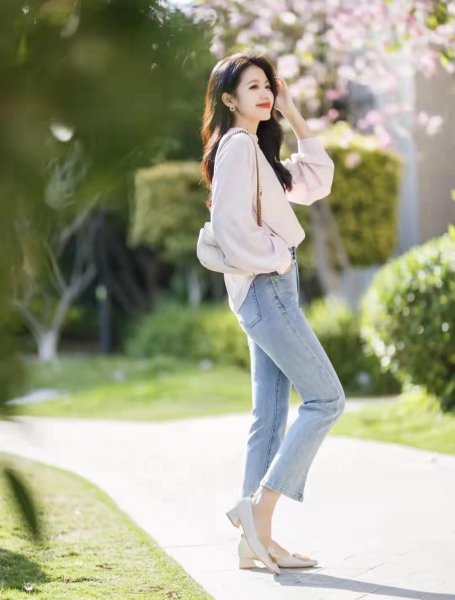 浅蓝色裤子配什么颜色的上衣