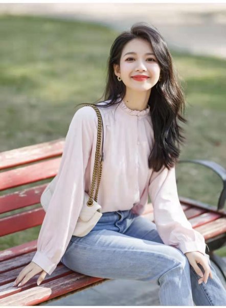 浅蓝色裤子配什么颜色的上衣