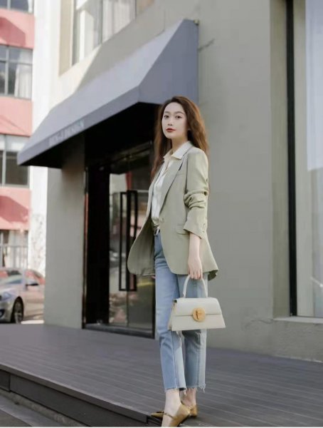 浅蓝色裤子配什么颜色的上衣