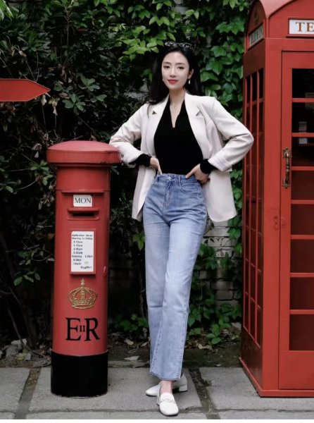 浅蓝色裤子配什么颜色的上衣