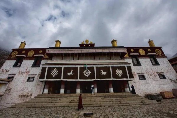 中国拉萨的美称是什么意思