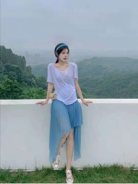 蓝色裙子搭配什么颜色上衣好看