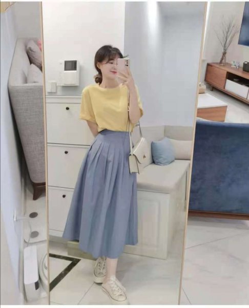 蓝色裙子搭配什么颜色上衣好看