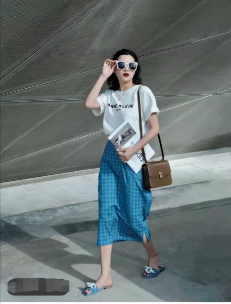 蓝色裙子搭配什么颜色上衣好看